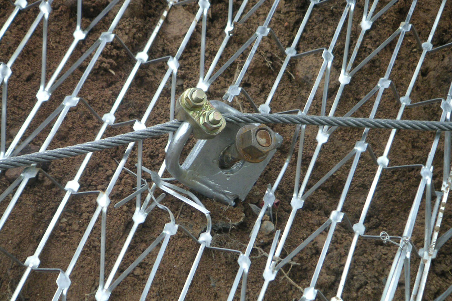 Se emplean sujetacables para fijar el cable a las placas de unión.