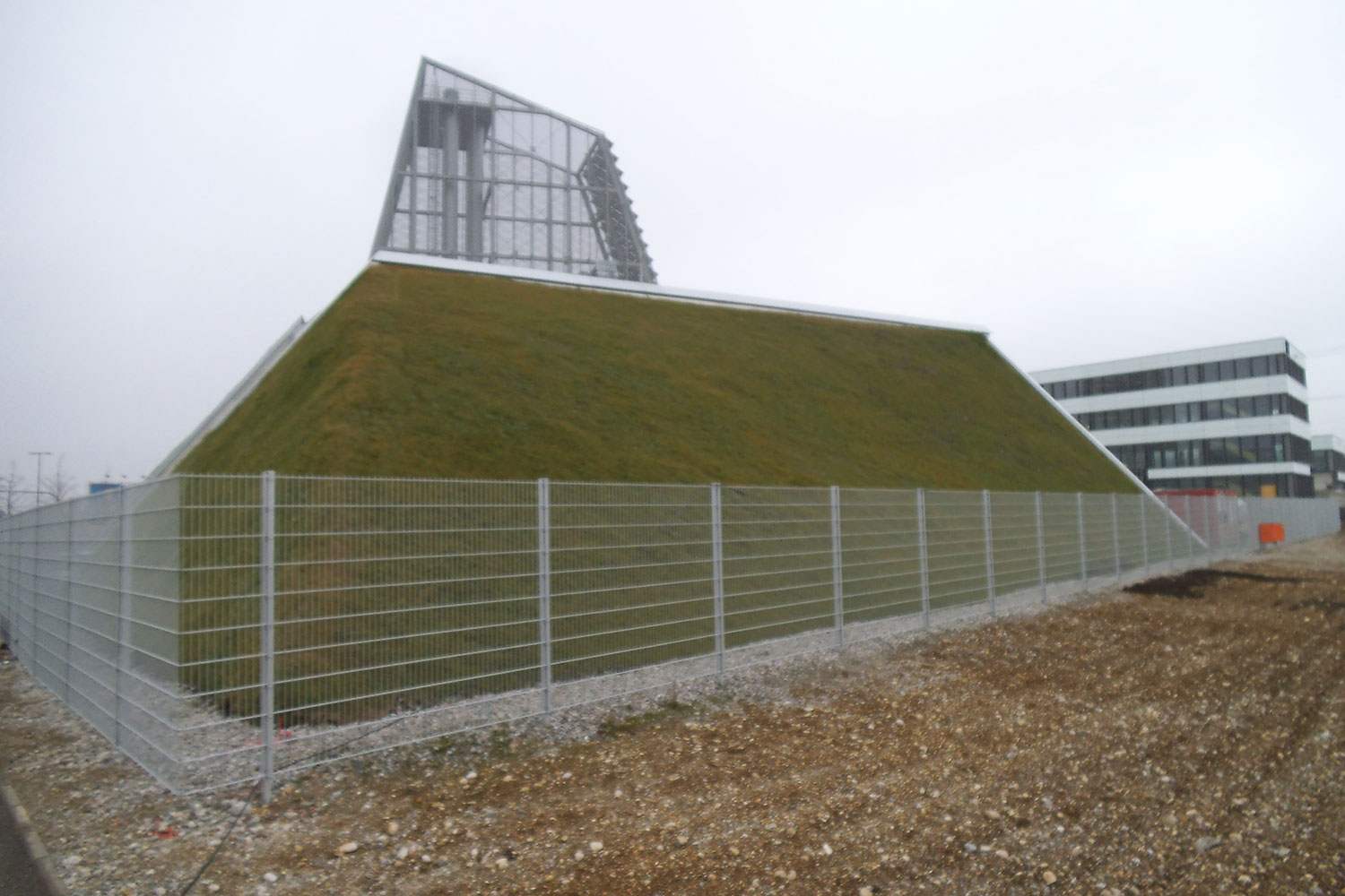Planta de calefacción urbana del distrito de Freiham, Baviera, con el tejado verde completamente terminado.